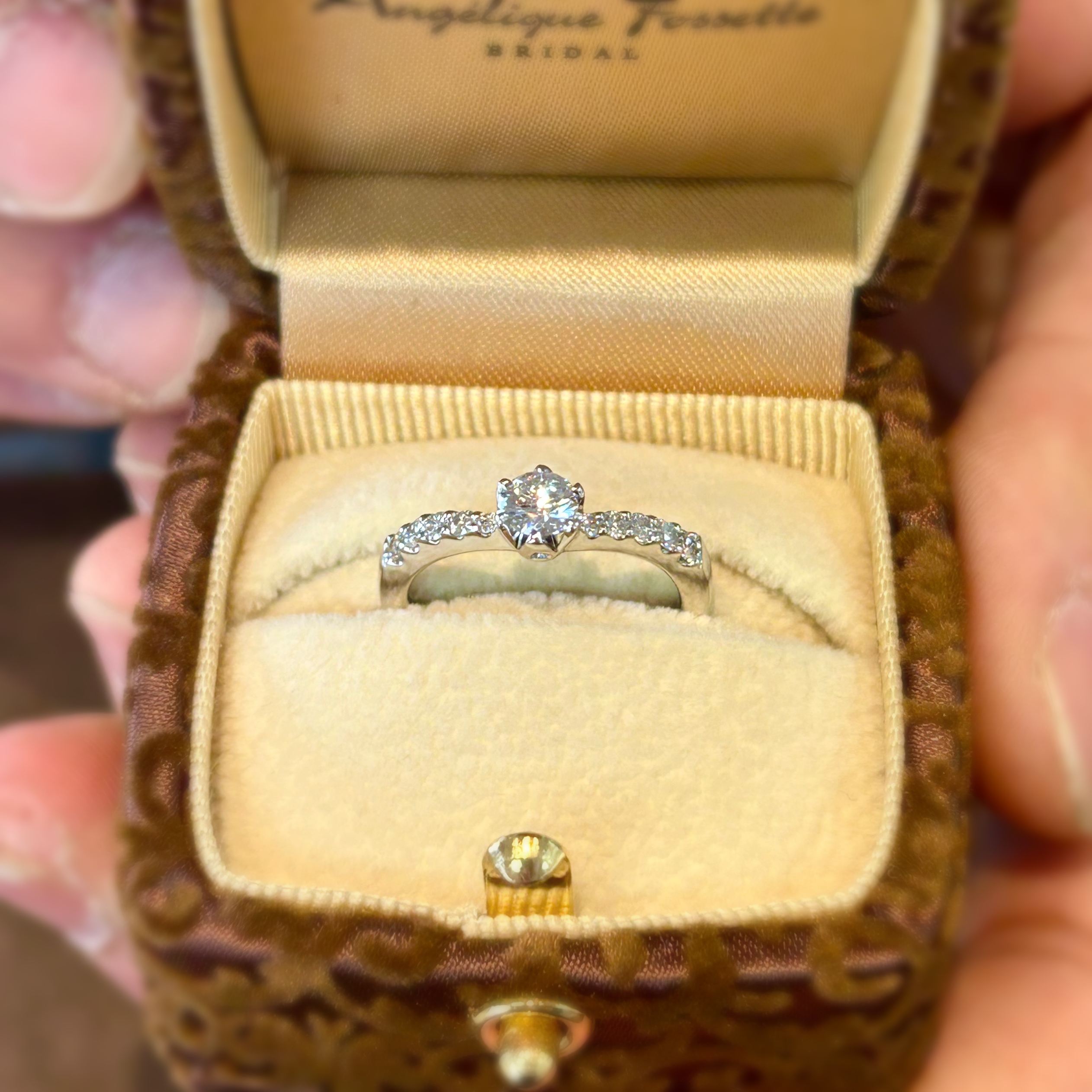 ケースに入った婚約指輪