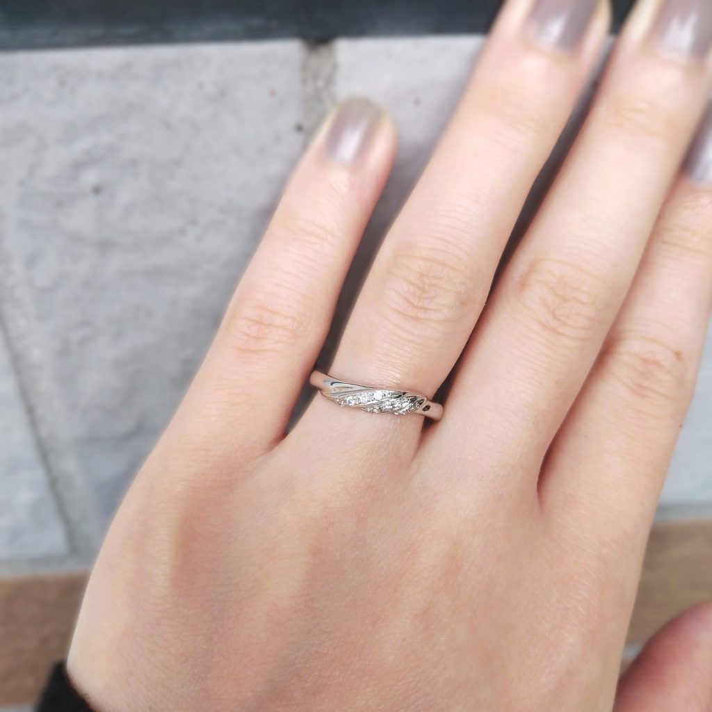 羽モチーフの結婚指輪試着