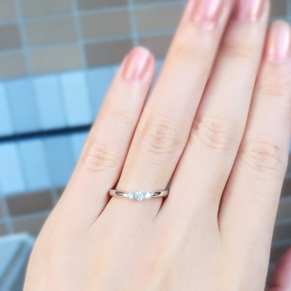 爪留めの結婚指輪試着