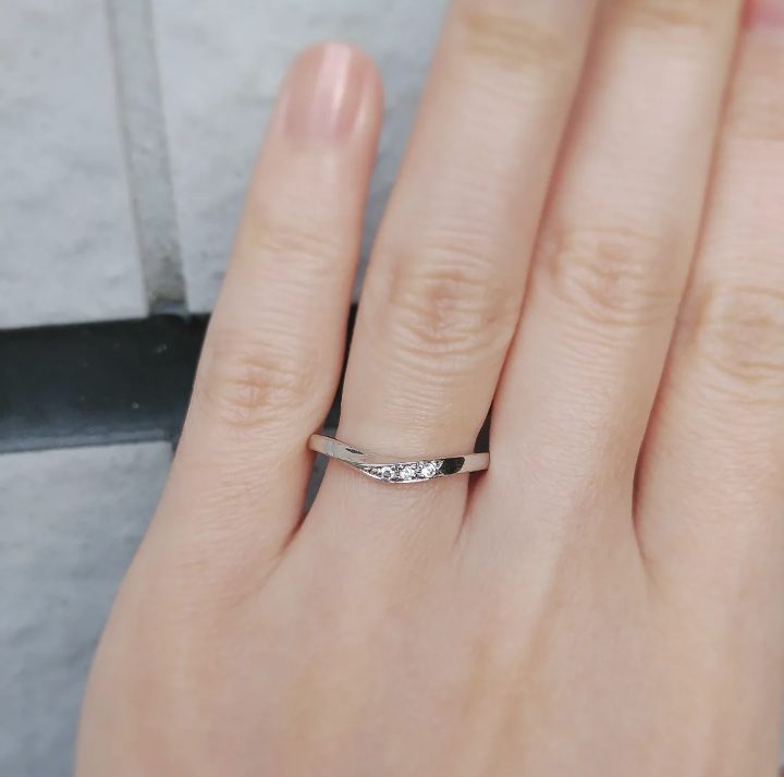 V字の結婚指輪試着