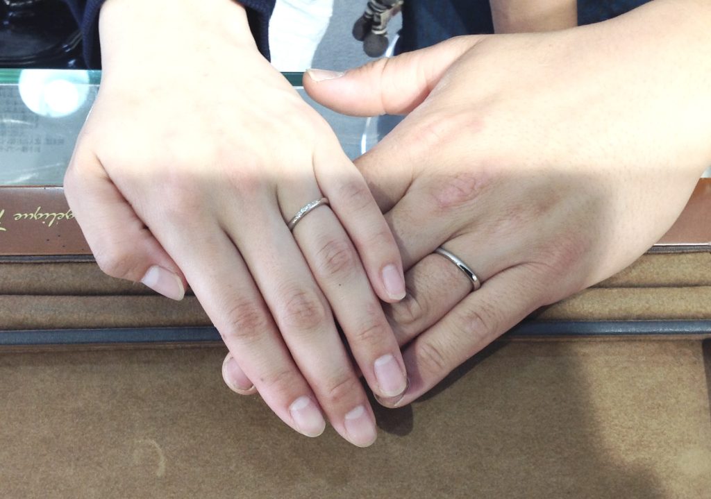 完成した結婚指輪を着けた手元