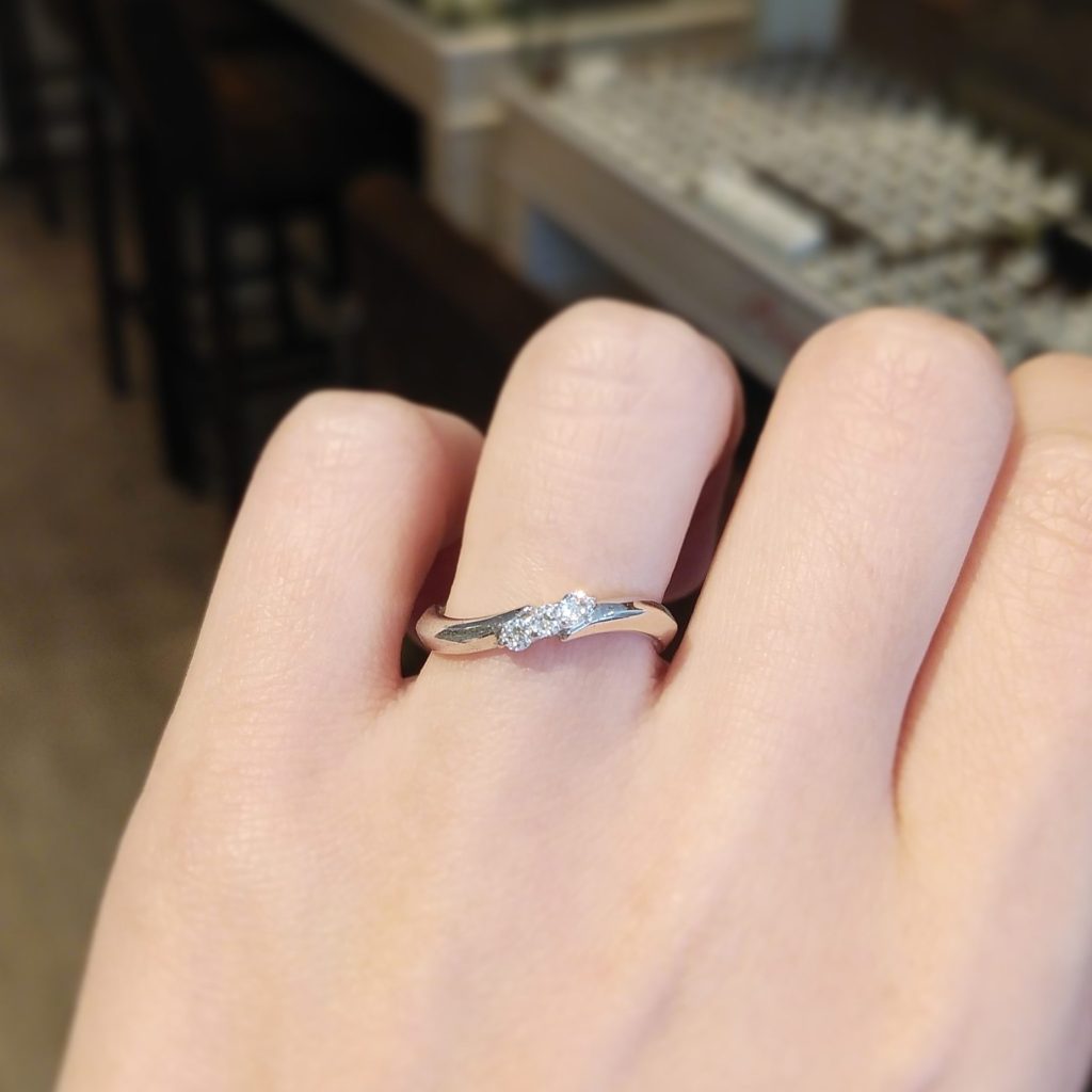 結婚指輪『ポルトボヌール』を着けた手元