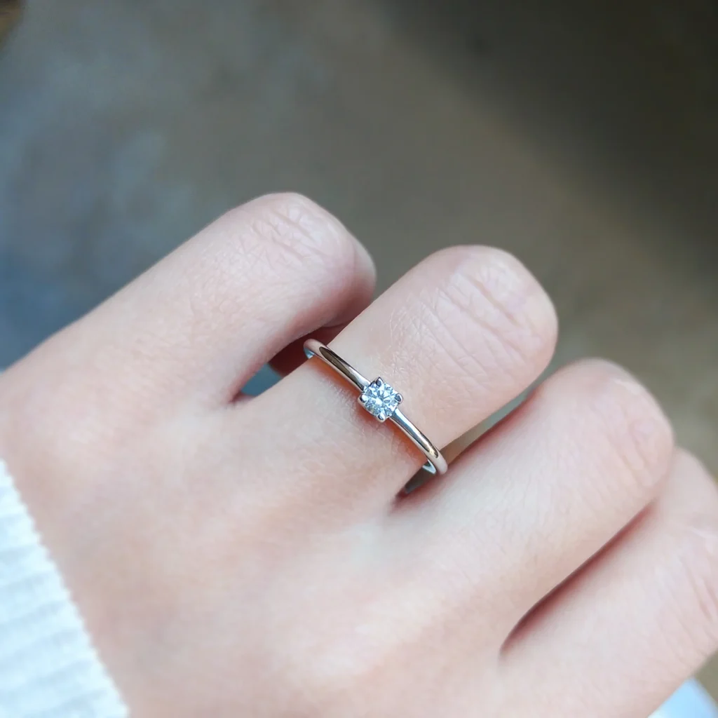 婚約指輪『スラン』を着けた手元
