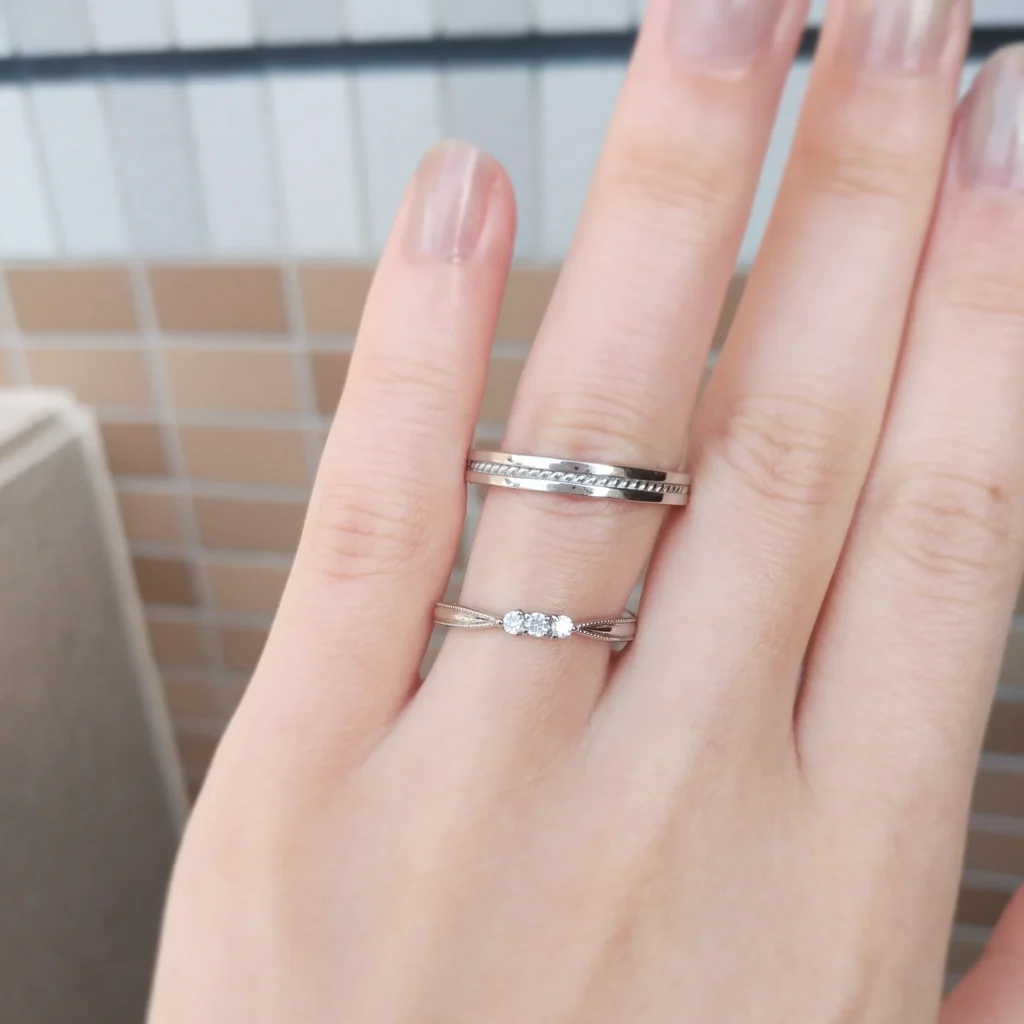 結婚指輪『ルリエ+リャン』を着けた手元