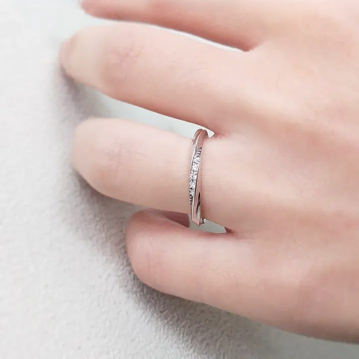 結婚指輪『ジェニアル』を着けた手元