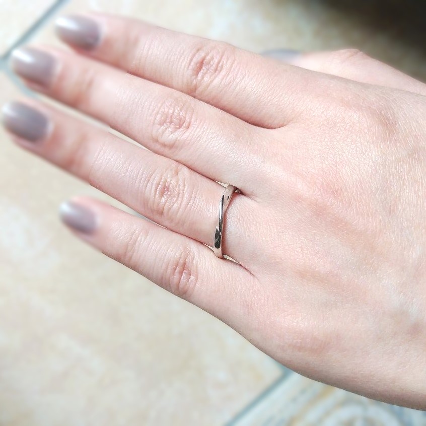 結婚指輪『クロワール』を着けた手元