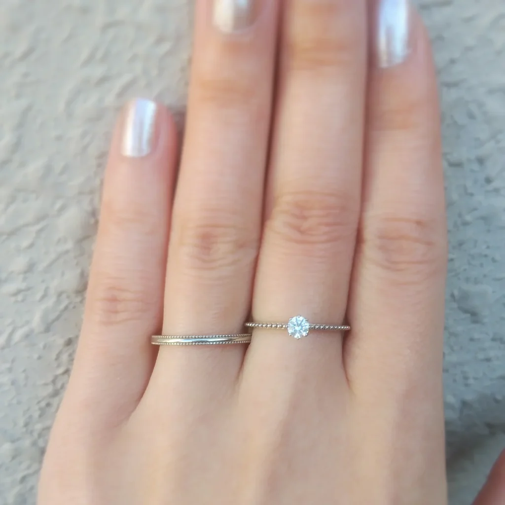 結婚指輪『ルル』を着けた手元