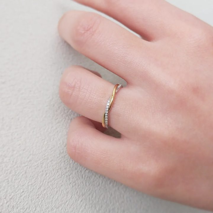結婚指輪『コロレ』を着けた手元