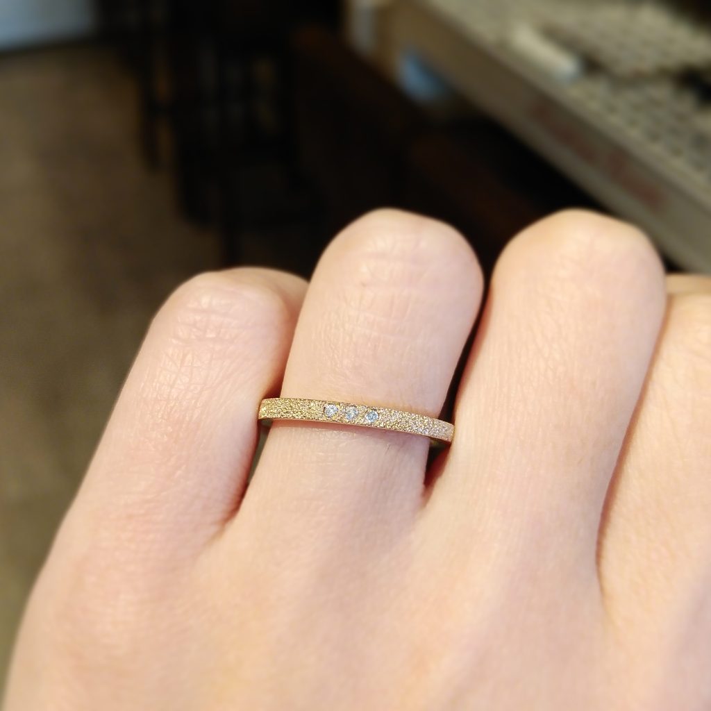 結婚指輪『ラジエル』を着けた手元