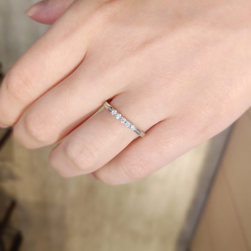 結婚指輪『ジュレミエル』を着けた手元
