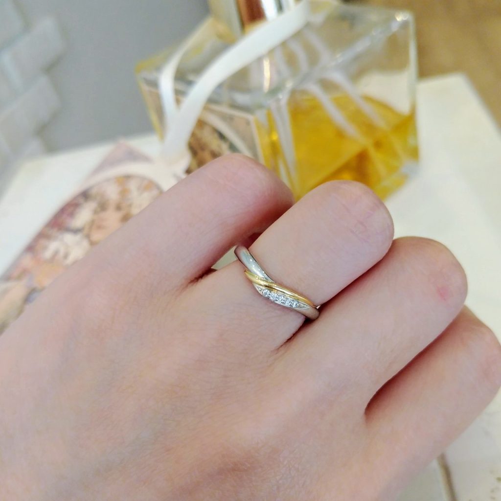 結婚指輪『シュシュ』を着けた手元