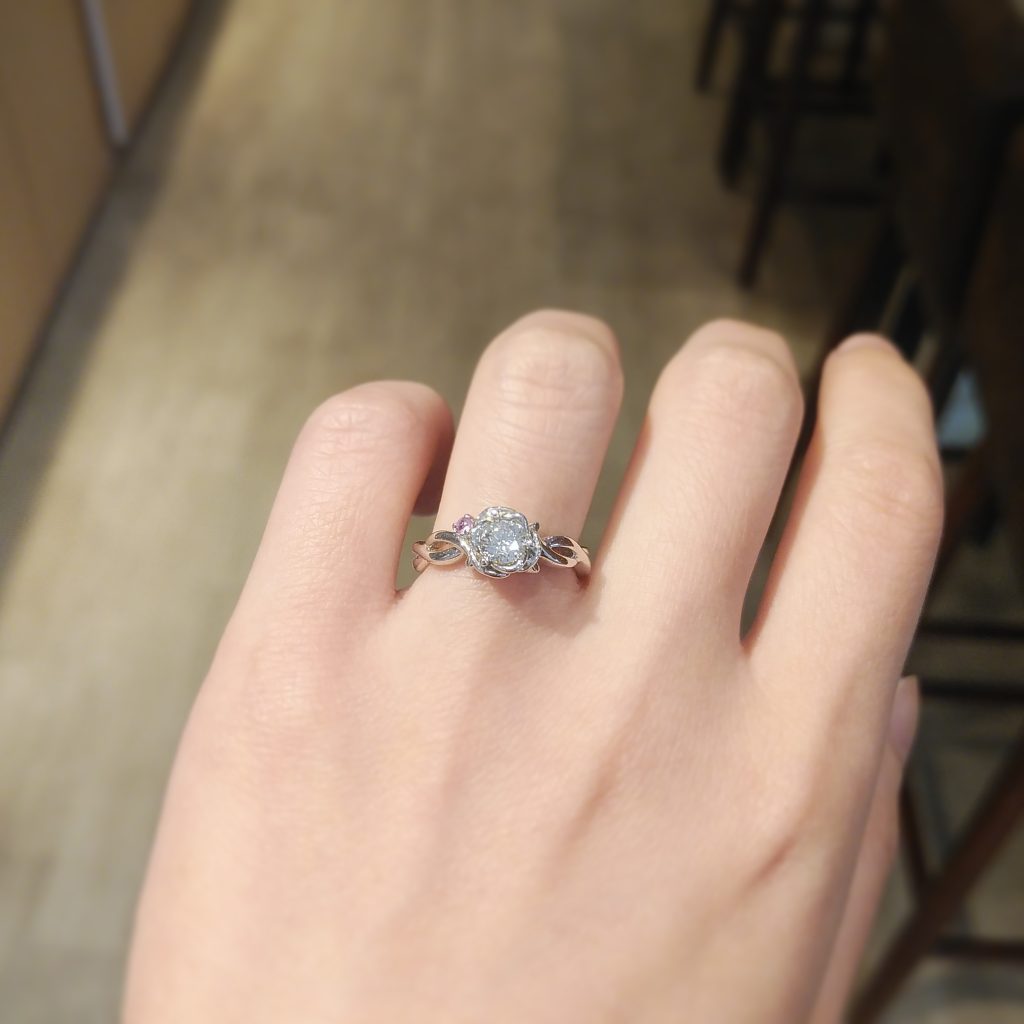 婚約指輪『ローズルージュ』を着けた手元