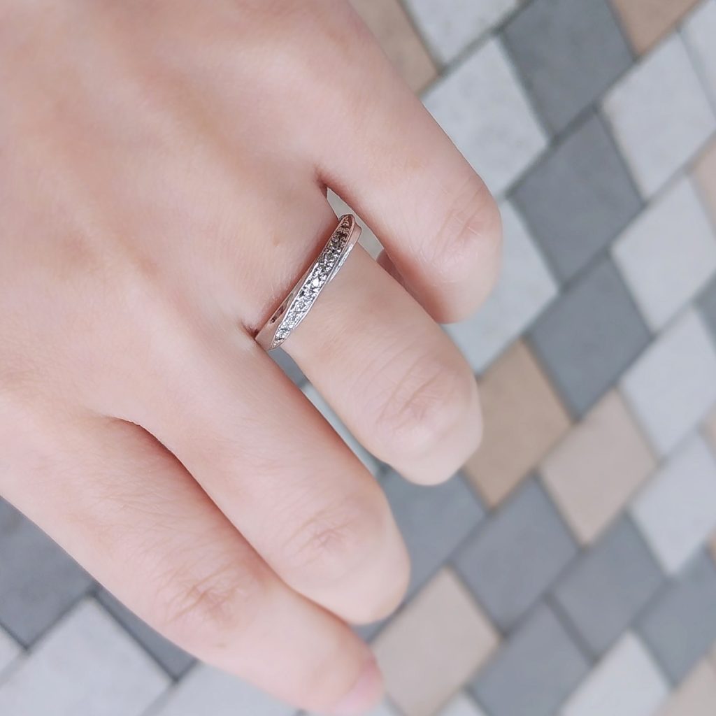 結婚指輪『フュテュール』を着けた手元