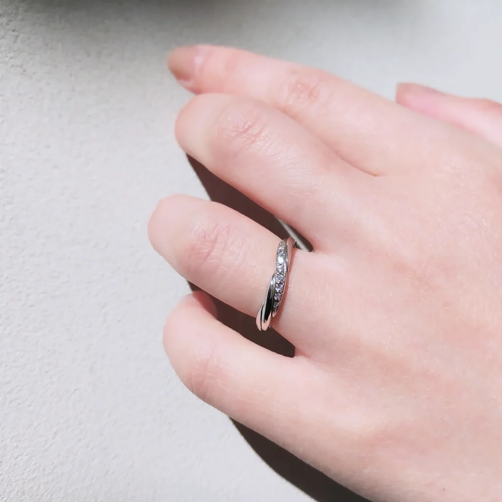 結婚指輪『フォンタイン』を着けた手元