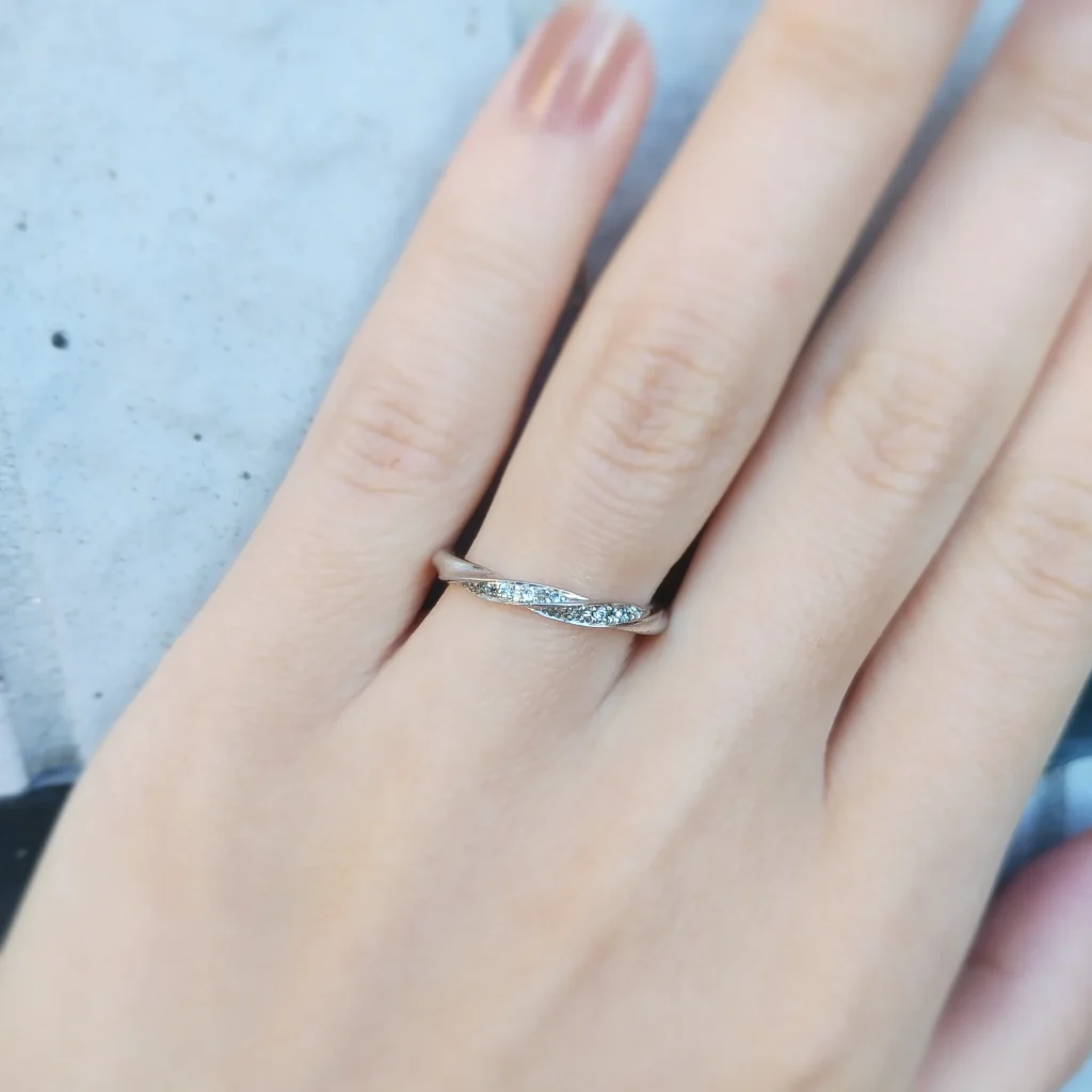 結婚指輪『ジュレ』を着けた手元