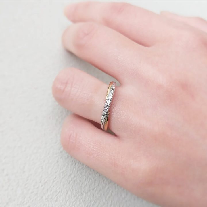 結婚指輪『クレィア』を着けた手元
