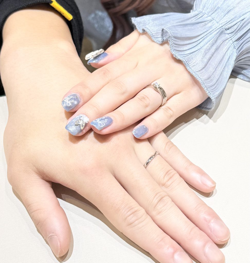 完成した婚約指輪・結婚指輪を着けた手元