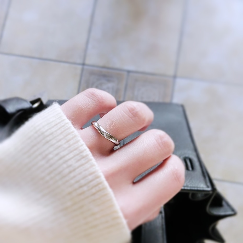 結婚指輪『カナール』を着けた手元