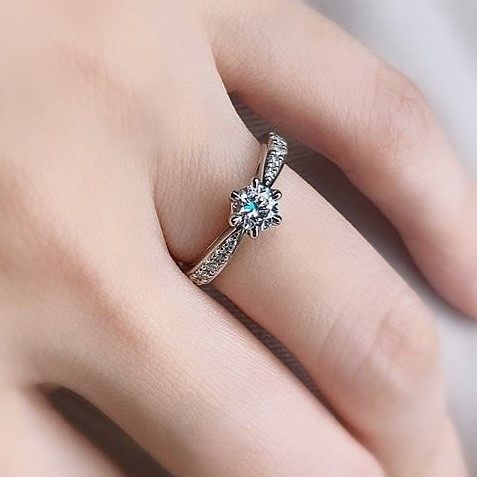 婚約指輪『ペチュニア』を着けた手元