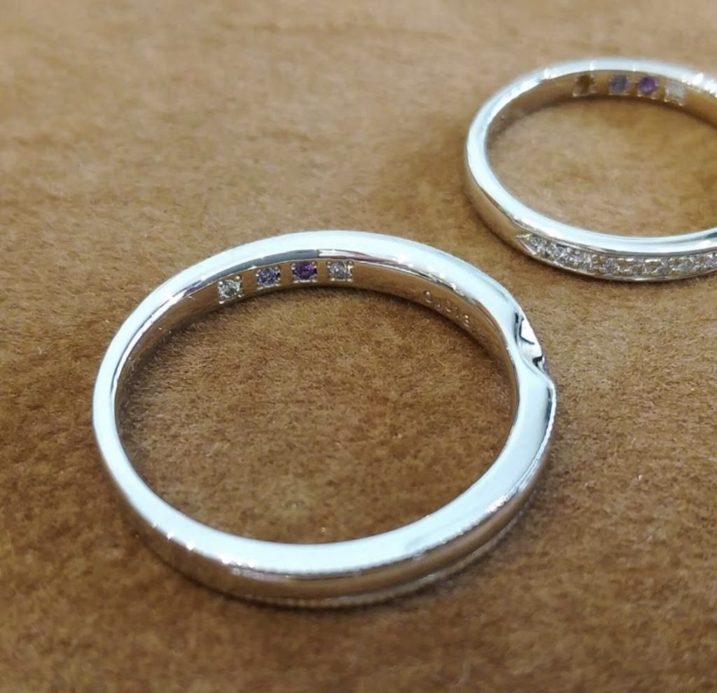 内側に家族の誕生石を留めた結婚指輪
