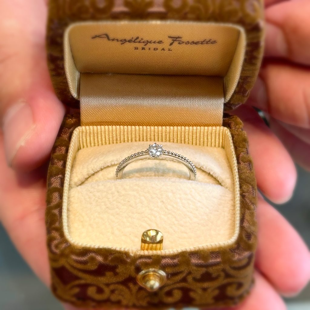 ケースに入った婚約指輪