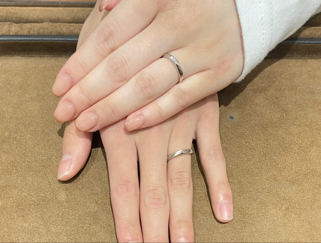 完成した結婚指輪を着けた手元