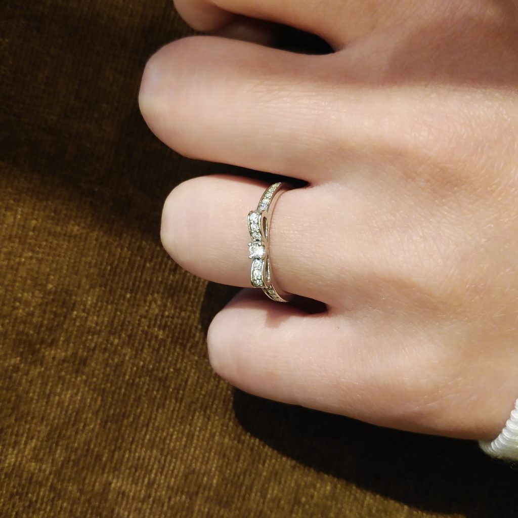 リボンモチーフの結婚指輪試着