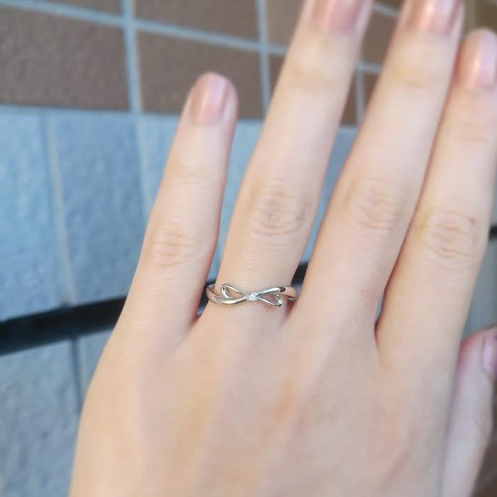 リボンモチーフの結婚指輪試着
