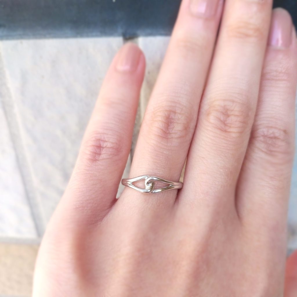 個性的な結婚指輪試着
