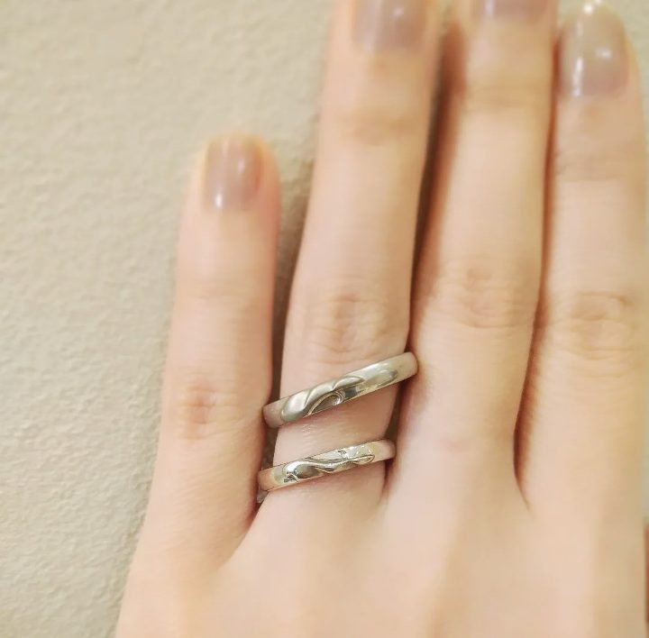 羽モチーフの結婚指輪試着