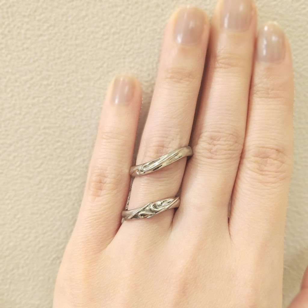 羽モチーフの結婚指輪試着