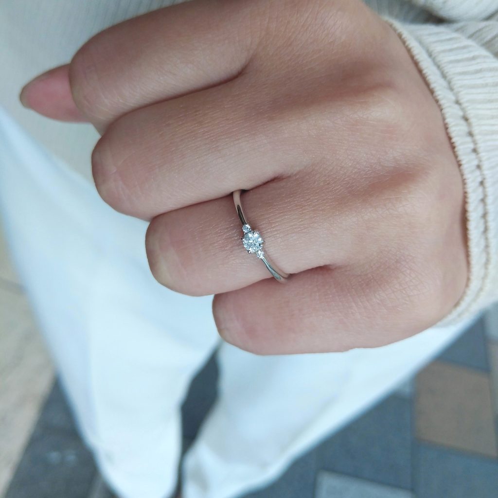 婚約指輪『アリシャン』を着けた手元
