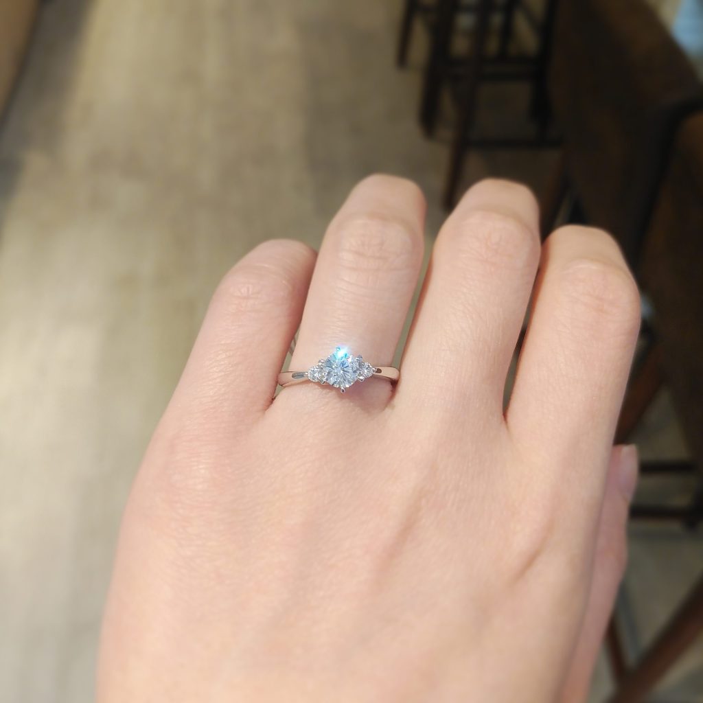 婚約指輪『リラ』を着けた手元