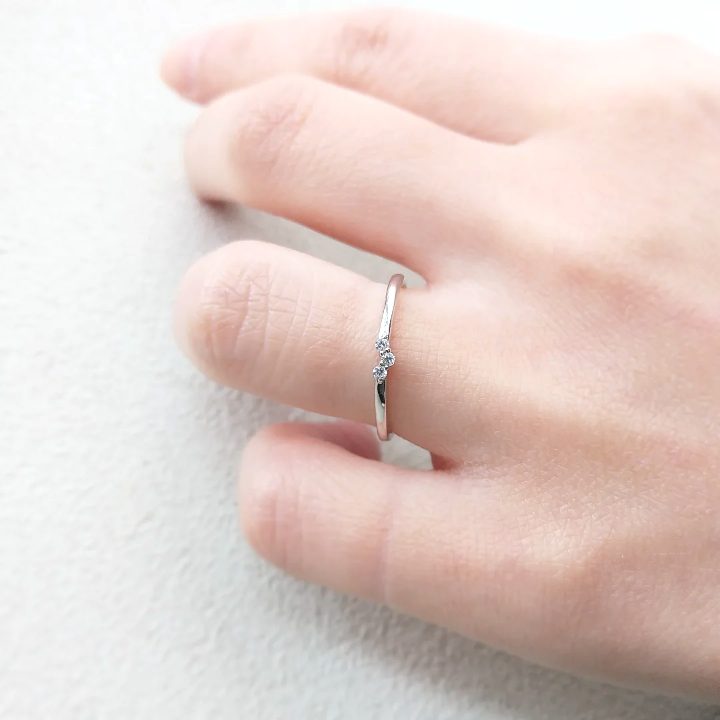婚約指輪『レーヴ』を着けた手元