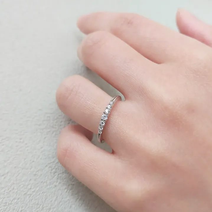 婚約指輪『ユニテ』を着けた手元