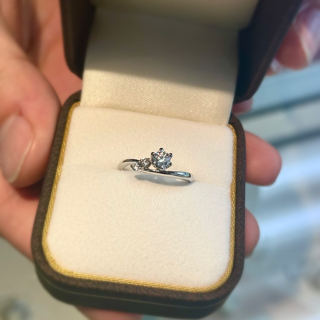 ケースに入った婚約指輪