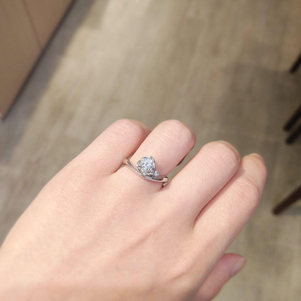 婚約指輪『ローズローズ』を着けた手元