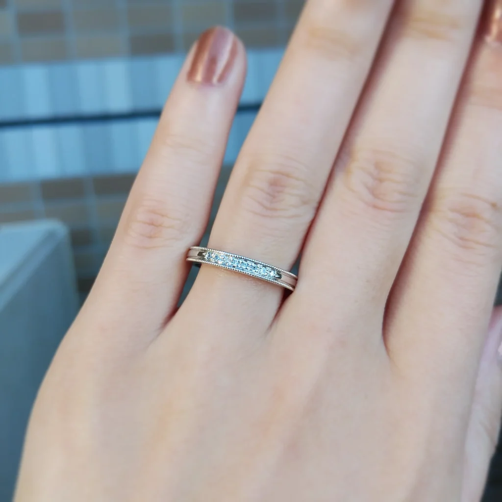 ミル打ちが入った結婚指輪試着