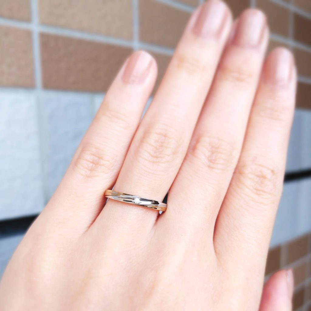 結婚指輪『ポラリス』を着けた手元