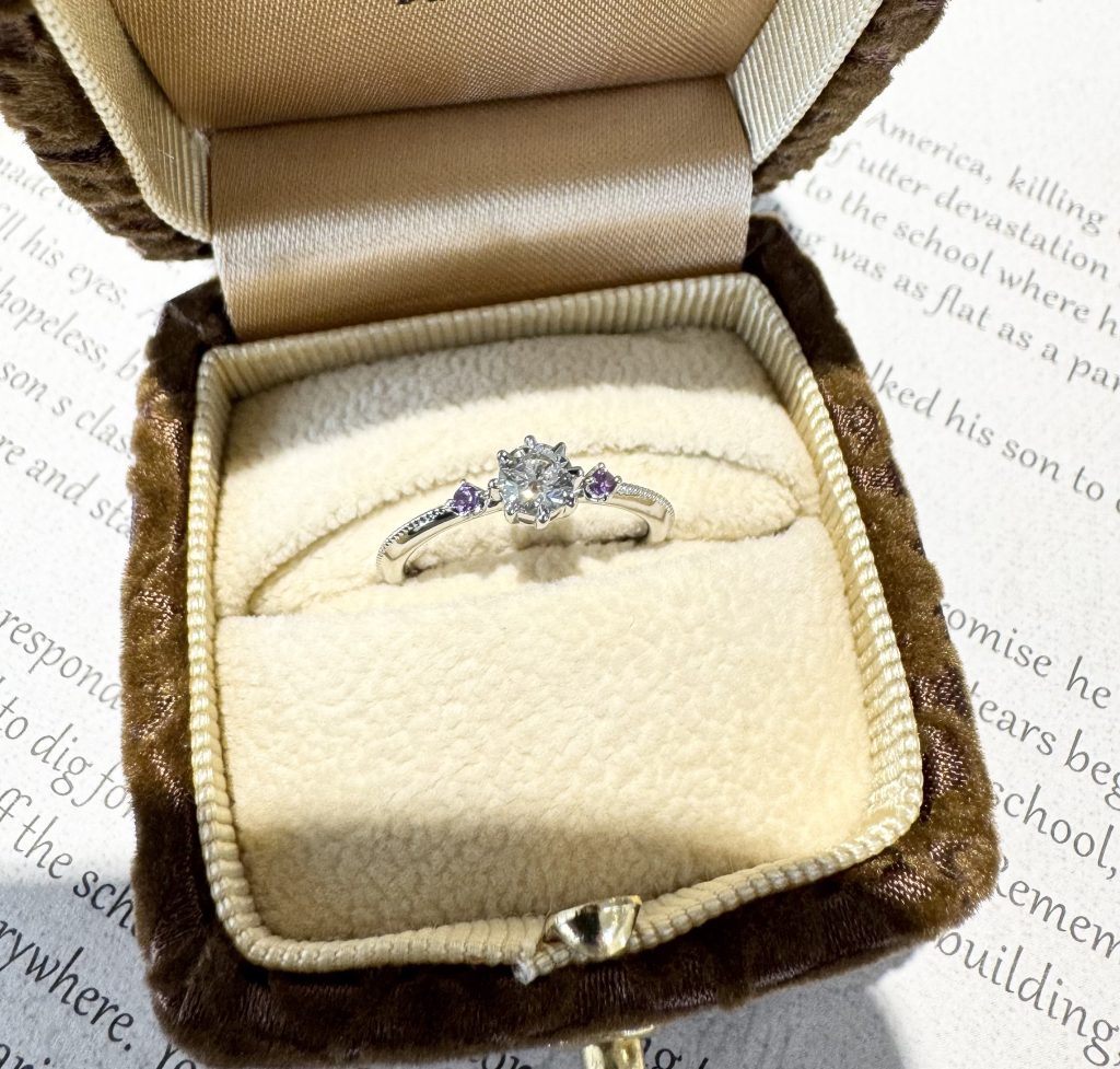 誕生石アレンジをした婚約指輪