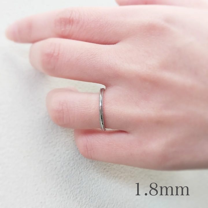 1.8㎜幅の結婚指輪を着けた手元
