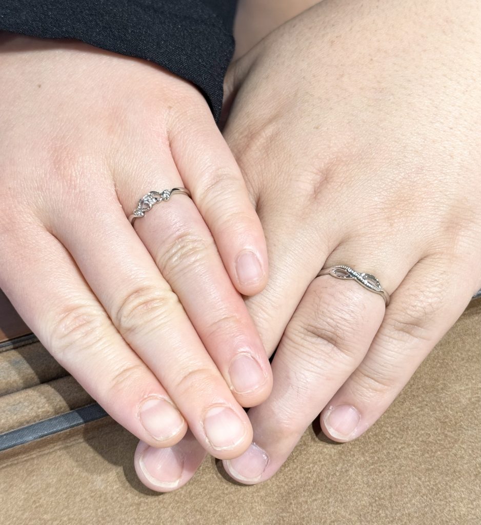 結婚指輪を着けた手元