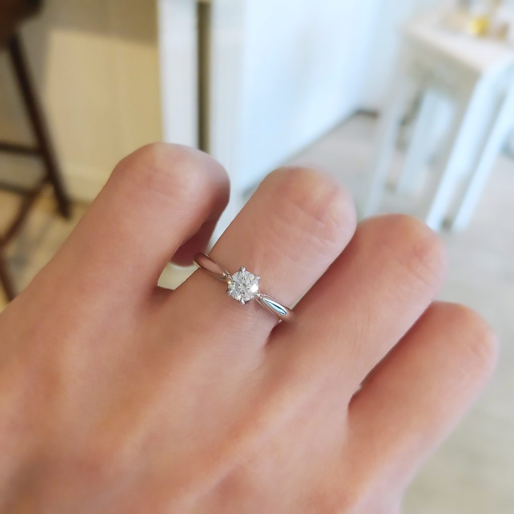 婚約指輪『リス』を着けた手元