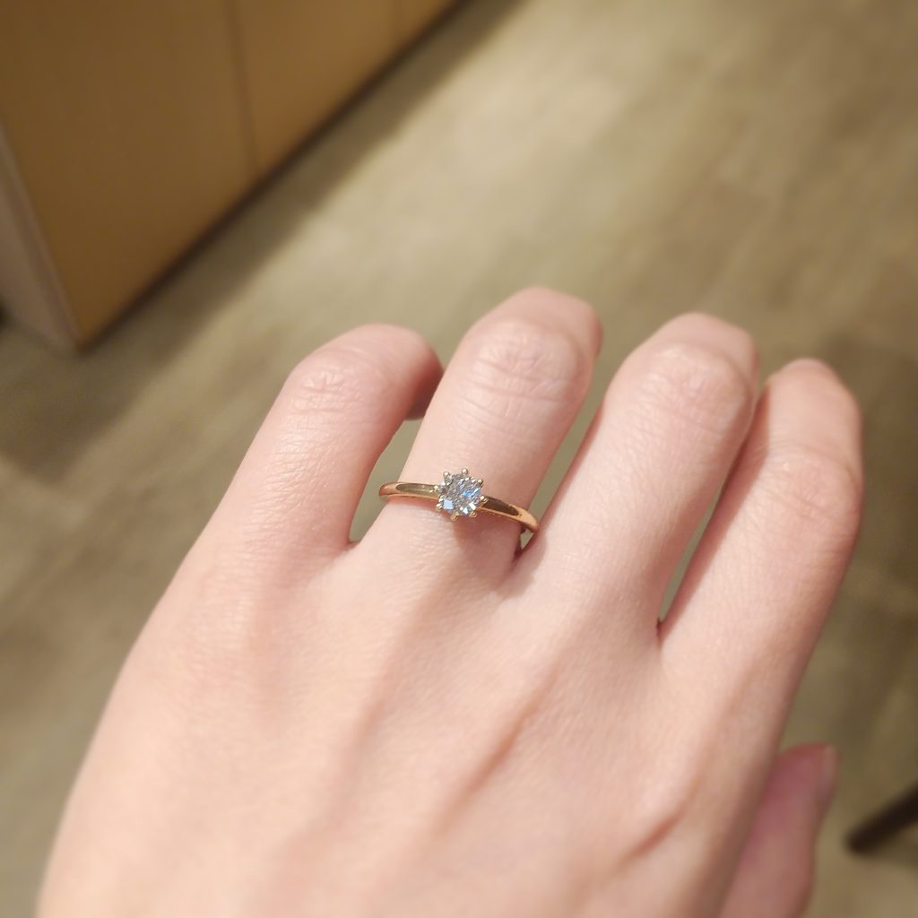 婚約指輪『ポミエ』を着けた手元