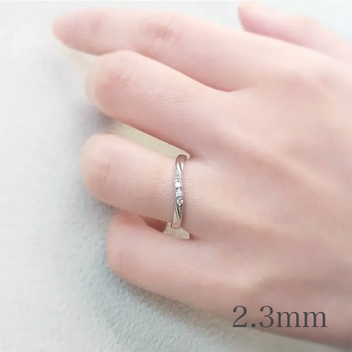 2.3㎜幅の結婚指輪を着けた手元