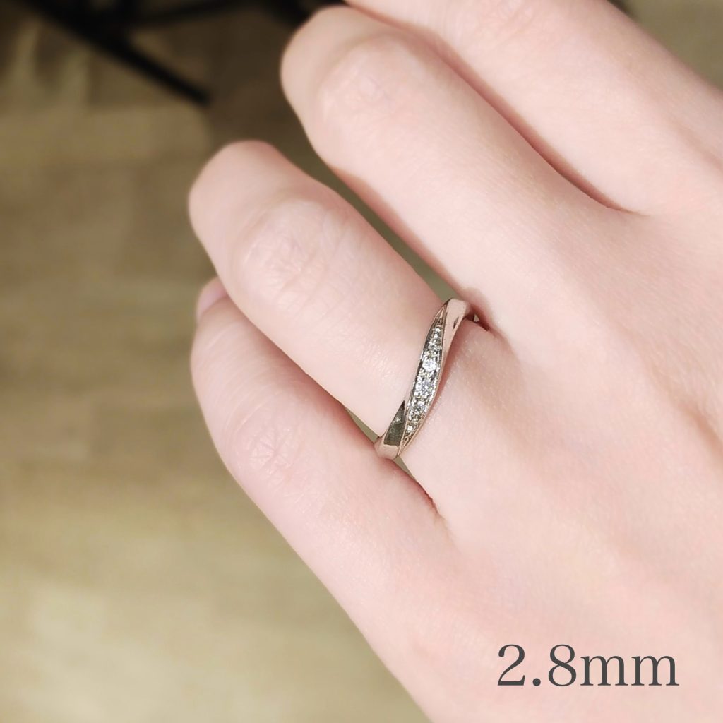2.8㎜幅の結婚指輪を着けた手元