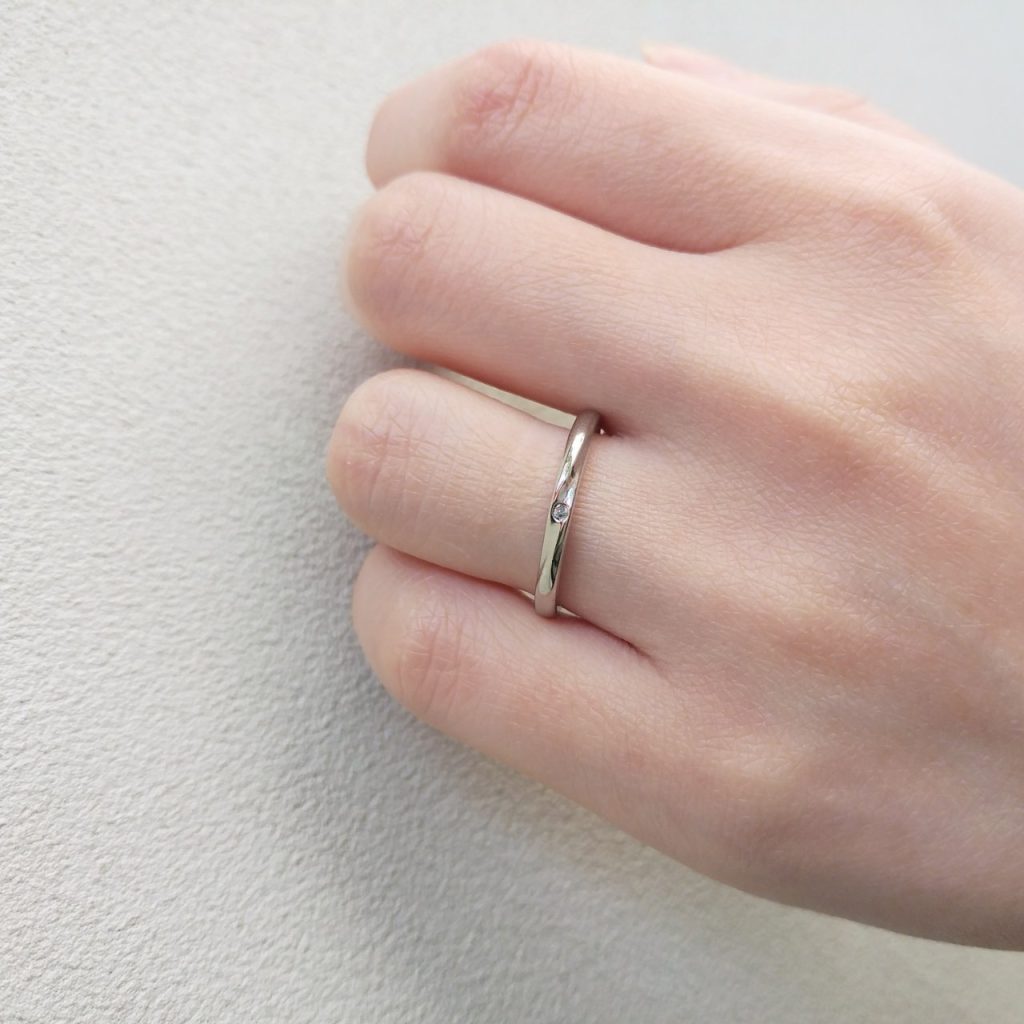 結婚指輪『スーリール』を着けた手元