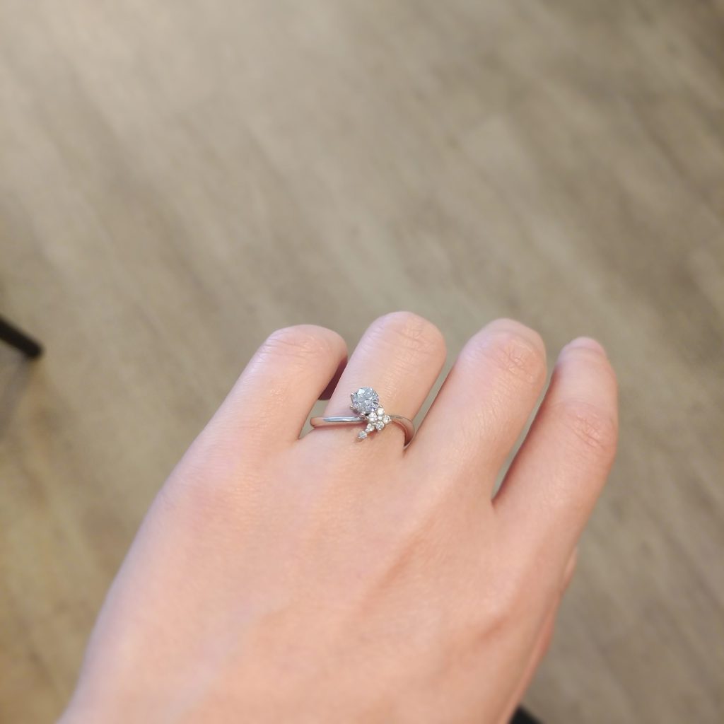 婚約指輪『ブルエ』を着けた手元