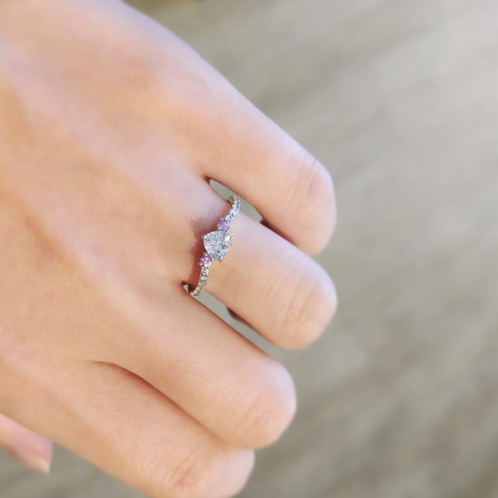 婚約指輪『アリエル』を着けた手元