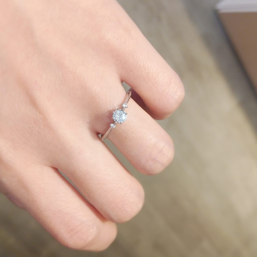 婚約指輪『ペネム』を着けた手元
